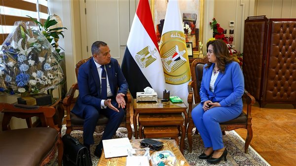 منال عوض ومحافظ جنوب