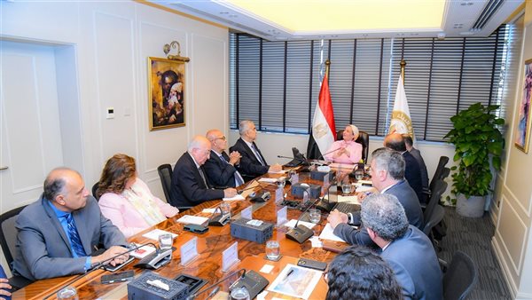 وزيرة البيئة تلتقي