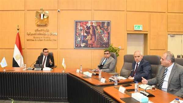 وزير الإسكان يعقد