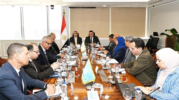 وزير الإسكان ومحافظ