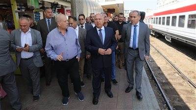 وزير النقل يتفقد محطة سكك حديد مصر برمسيس.. ويؤكد: تطبيق مبدأ الثواب والعقاب وعلى الجميع  