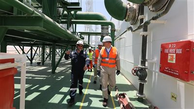 وزير البترول يتفقد موقع استقبال سفينة التغييز الثالثة بالعين السخنة استعدادًا للصيف