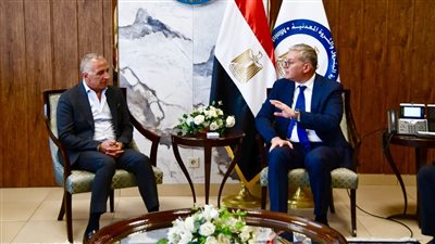 وزير البترول يبحث مع 
