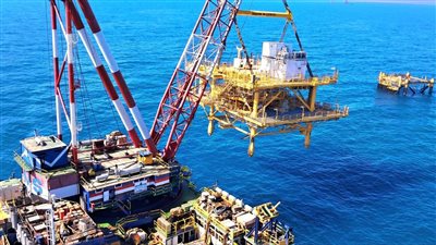 تركيب المنصة البحرية  WEB OFFSHORE  بمشروع تنمية حقل غاز غرب البرلس البحري بمنطقة إدكو