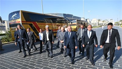 وزير الصناعة والنقل يتفقد 20 حافلة مرسيدس جديدة ضمن خطة تحديث أسطول 