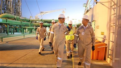 وزير البترول يتفقد تجهيز سفينة التغييز 