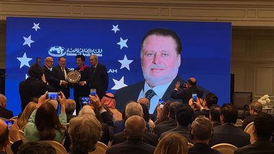 محافظ البنك المركزي المصري يتسلم جائزة 