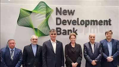 محافظ المركزي الإيراني يبحث الانضمام إلى بنك بريكس في محادثات مع ديلما روسيف