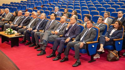 رئيس الهيئة الاقتصادية لقناة السويس يستقبل وفدًا من السفراء المصريين لتعزيز الترويج الدولي للاستثمار