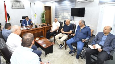 وزير الإسكان يتابع مشروعات التطوير بمدينة العلمين الجديدة ومركز مارينا السياحي