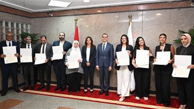 وزير الاستثمار يسلم شهادات أول دفعة من خريجي الدبلومة الدولية في التجارة الخارجية بمركز التدريب