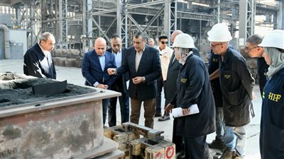 وزير الإنتاج الحربي يتابع سير العمل بمصنع 9 ويوجه بتطوير مسابك حلوان