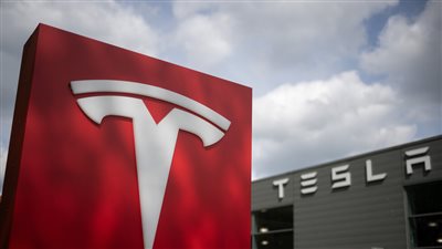خلاف ترامب وماسك يشعل الأسواق: أسهم تسلا تهوي وسط اتهامات بـ