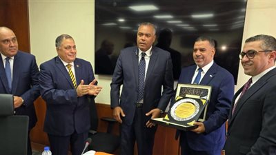 اتحاد بنوك مصر يكرم رئيس القطاع القانوني بـ