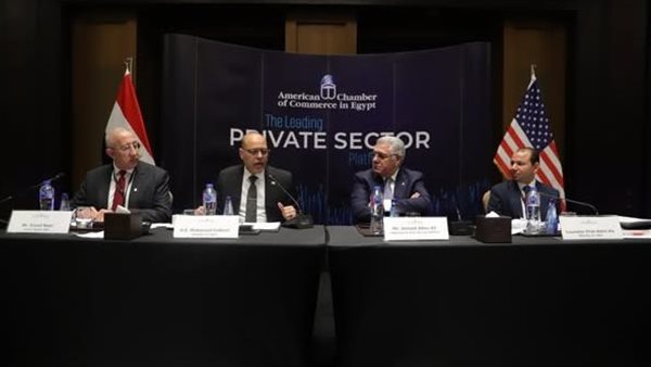 وزير العمل يفتتح