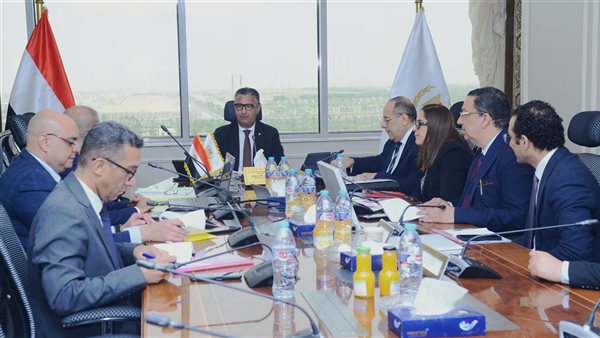 وزير التموين يجتمع