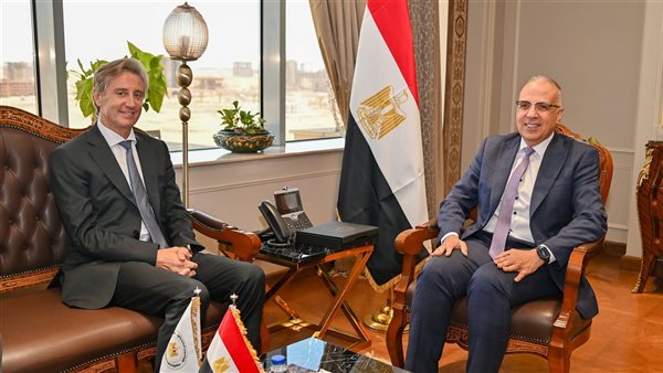 وزير الري يلتقي الممثل