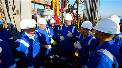 وزير البترول يتفقد بئر 