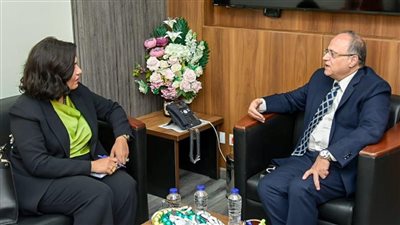 رئيس هيئة الدواء المصرية يبحث مع سفيرة مصر بزيمبابوي التعاون الدوائي الإفريقي