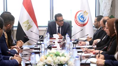 وزير الصحة يبحث مع 