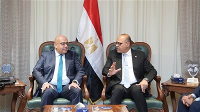 وزير العمل يلتقي وفد شركة 