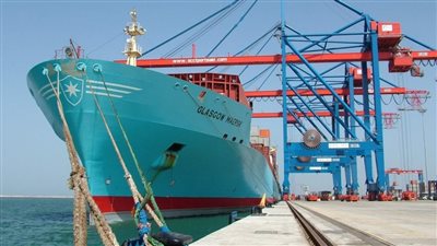 تداول 13 ألف طن بضائع و915 سيارة بموانئ البحر الأحمر