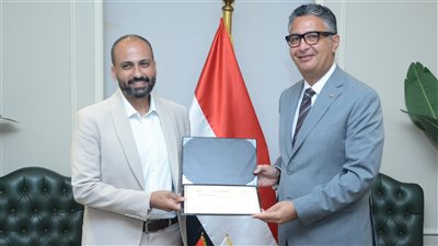 وزير التموين يكرم صاحب أفضل فكرة عبر 