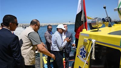 رئيس الوزراء يشهد دخول أول لنش إسعاف بحري الخدمة في الإسكندرية