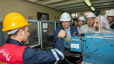 وزير الإنتاج الحربي يتفقد مصنع 10 الحربي ويوجه بتعزيز الإنتاج وتطبيق معايير السلامة