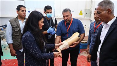 «رانيا المشاط» تسلم 100 طرف صناعي لمتضرري الألغام في مطروح