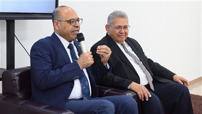 وزير العمل يسلم شهادات تدريب مهنية لخريجي الجغرافيا بالتعاون مع جامعة بدر