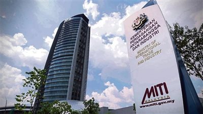 ارتفاع التجارة الخارجية الماليزية 4.8% في النصف الأول من 2025