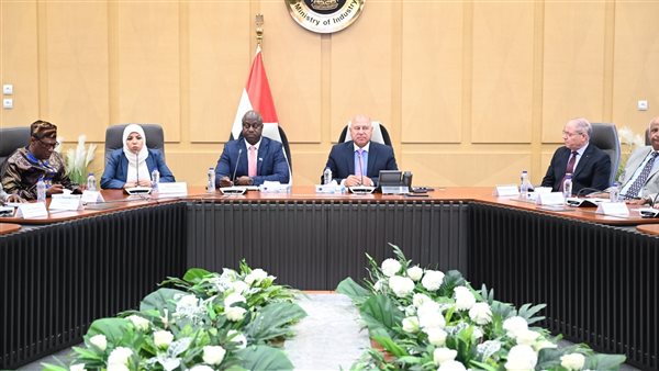 وزير الصناعة يلتقي