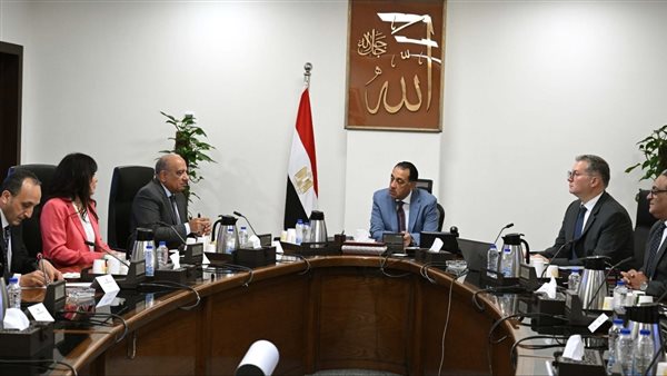 رئيس الوزراء مع وزيري