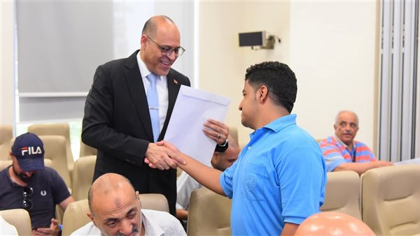 وزير العمل يسلم عقود