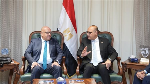 وزير العمل يلتقي