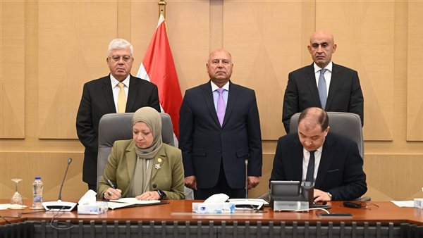وزير الصناعة ووزيرا