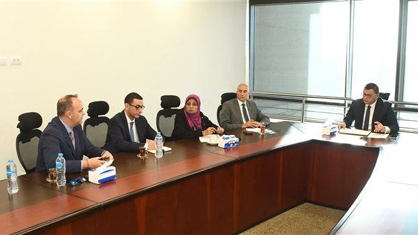 وزير الإسكان يلتقي