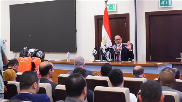وزير العمل يعقد مؤتمرًا