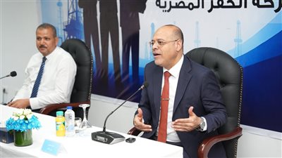 وزير العمل يطلق أولى دفعات المنح المجانية لتأهيل 600 شاب في مجالات الخدمات البترولية