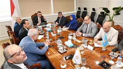 وزير الإسكان يتابع مع 