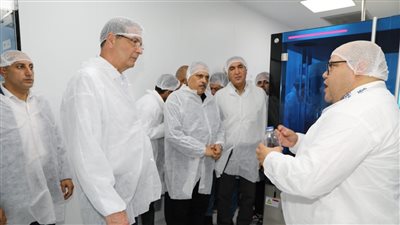 وزير الزراعة ومحافظ الشرقية يتفقدان أكبر مصنع لإنتاج اللقاحات البيطرية بالشرق الأوسط وأفريقيا