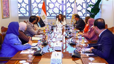 التحول الرقمي وبناء الكوادر على طاولة اجتماع 