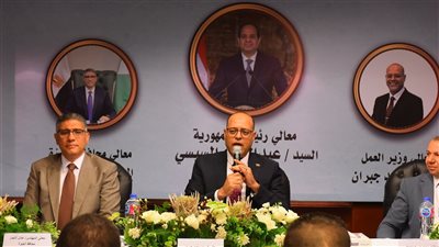 جبران يسلم 40 عقد عمل لذوي الهمم.. ويؤكد: لا عمالة أجنبية بدون ترخيص