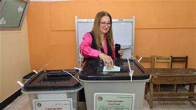 رئيس البريد تدلي بصوتها في انتخابات مجلس الشيوخ 2025
