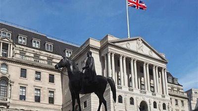 بنك إنجلترا يقترب من خفض الفائدة وسط انقسام داخلي وتوقعات بدورة تيسير بطيئة