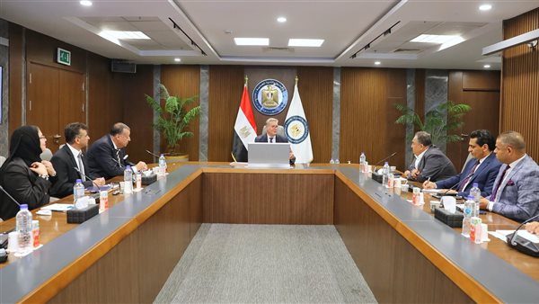 وزير البترول يلتقي