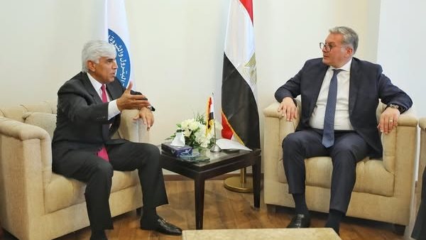 وزير البترول يلتقي