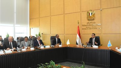 وزير الإسكان يتابع موقف مشروعات 