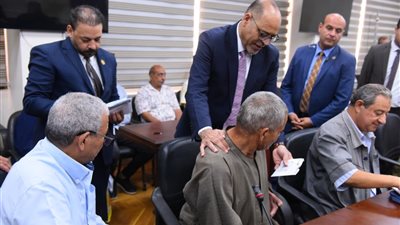 وزير العمل يسلم بطاقات بنكية لعمال مصريين مستحقي المعاشات التقاعدية العراقية